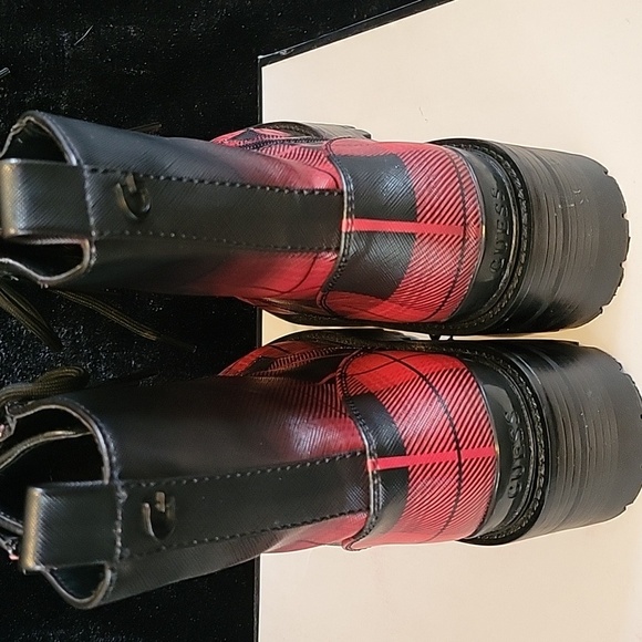 GUESS Red and Black Plaid Boots New In Box - Picture 5 of 16